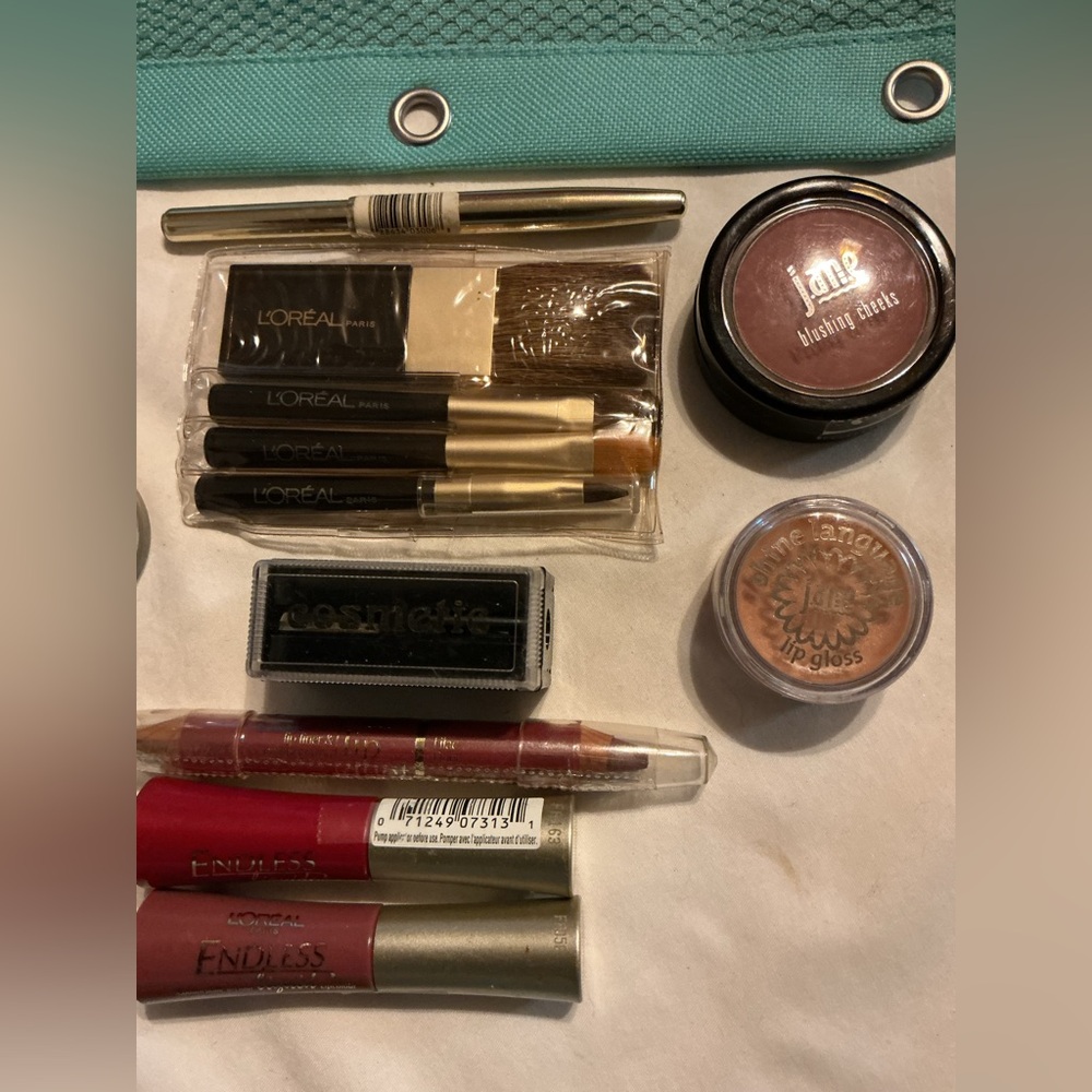 NWT Turquoise 13 pc Makeup Pouch with Assorted Cosmetics and brush accessories - Picture 2 of 4